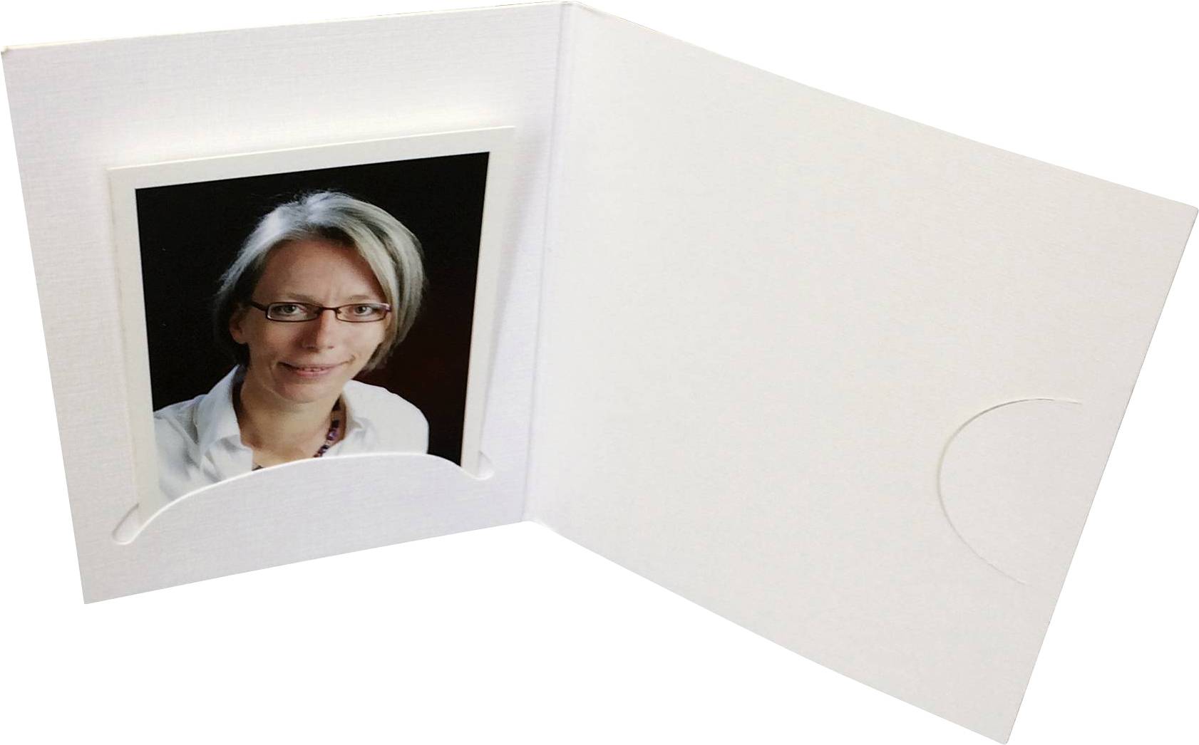 Otevřená karta zobrazuje fotografii osoby s brýlemi a krátkými vlasy. Karta má jednoduché bílé provedení.