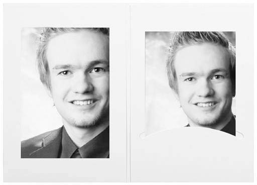 Dva černobílé fotografie mladého muže v obleku, přátelsky se usmívajícího, v dvojitém rámu.
