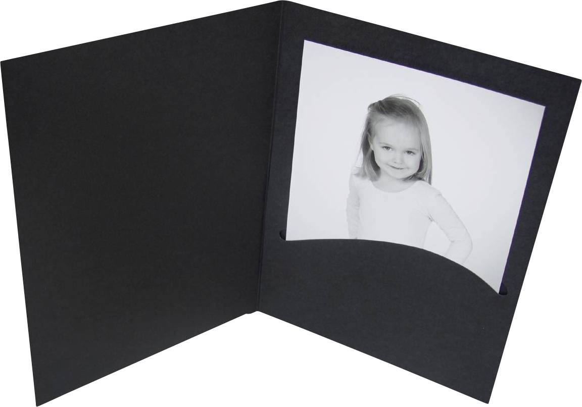 Černobílá fotografie usmívajícího se dívky v černém rámu. Dítě má na sobě bílé tričko.