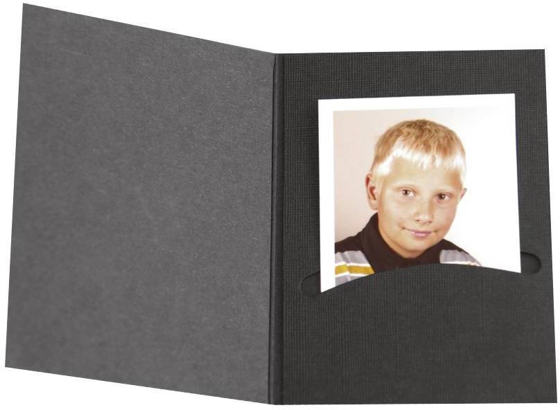 Chlapec s blonďatými vlasy v černém fotorámečku, usmívající se.