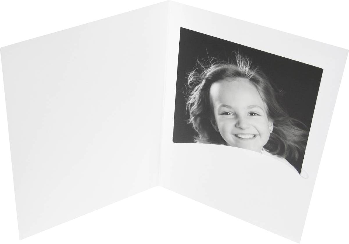 Fotografie usměvavé mladé osoby v bílém otevřeném papírovém rámečku.