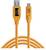 Oranžový USB kabel se standardním USB konektorem na levé straně a USB-C konektorem na straně pravé, oba opatřené logem 'Tether PRO'.