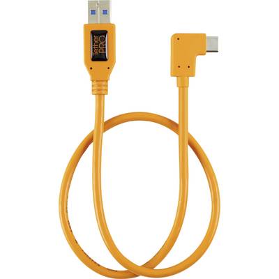 Oranžový USB kabel s konektory USB-A a USB-C, vhodný pro připojení zařízení jako jsou smartphony nebo počítače.