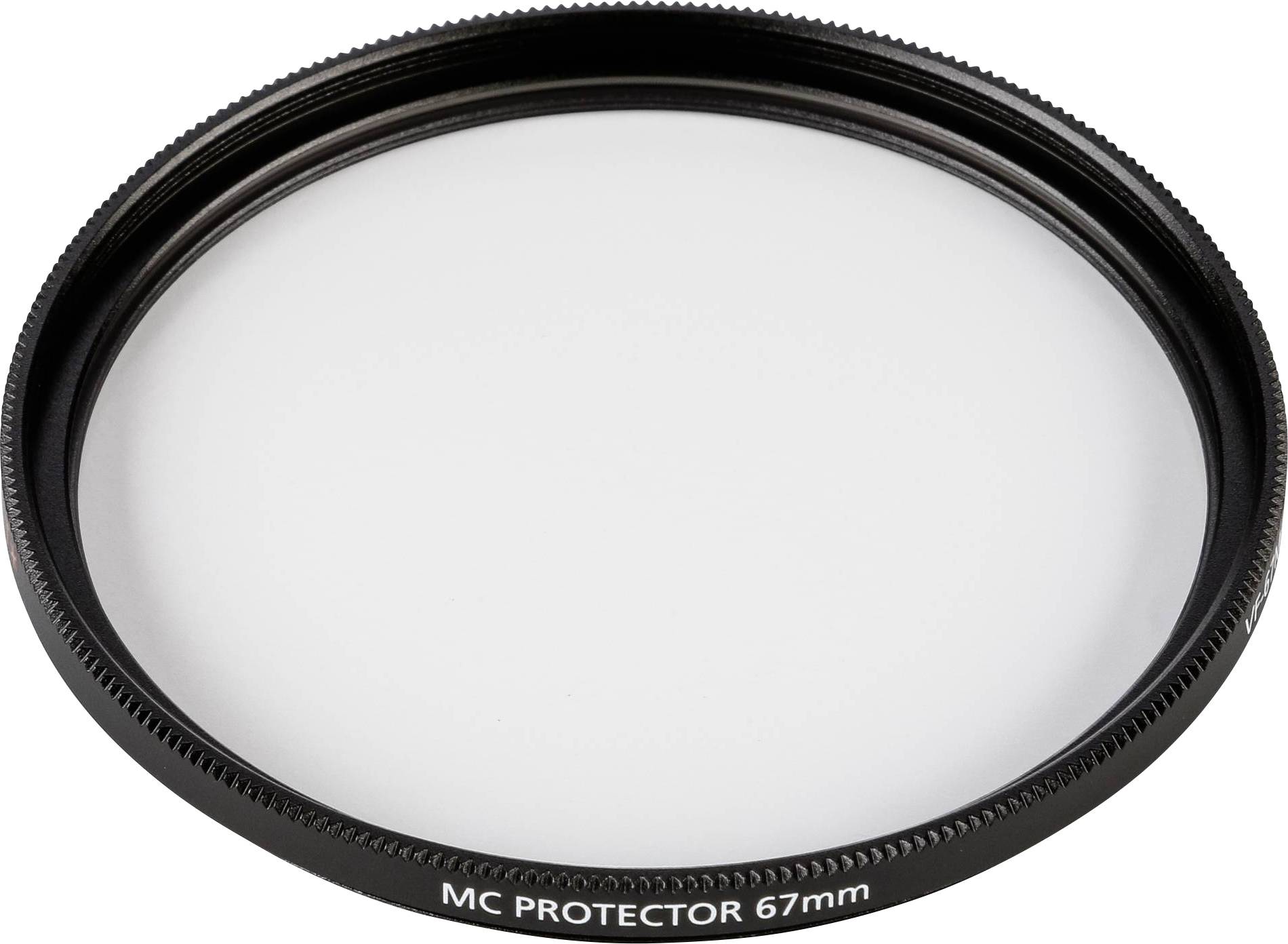 Kulatý filtr na objektiv fotoaparátu s nápisem „MC PROTECTOR 67 mm", který poskytuje ochranu před prachem a škrábanci.