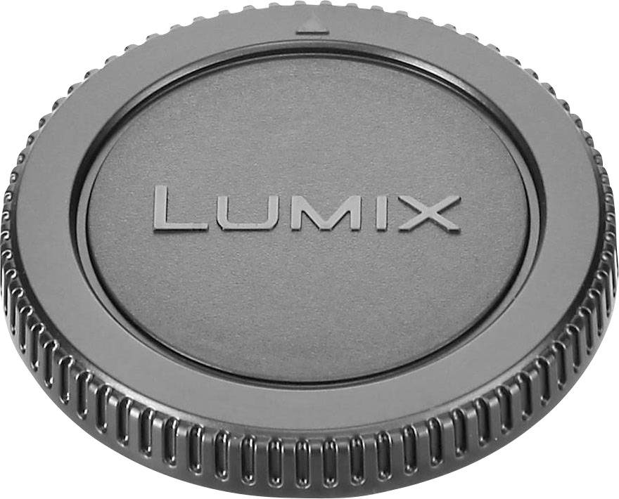 Kulatý černý krytka objektivu s vytištěným slovem 'LUMIX'.