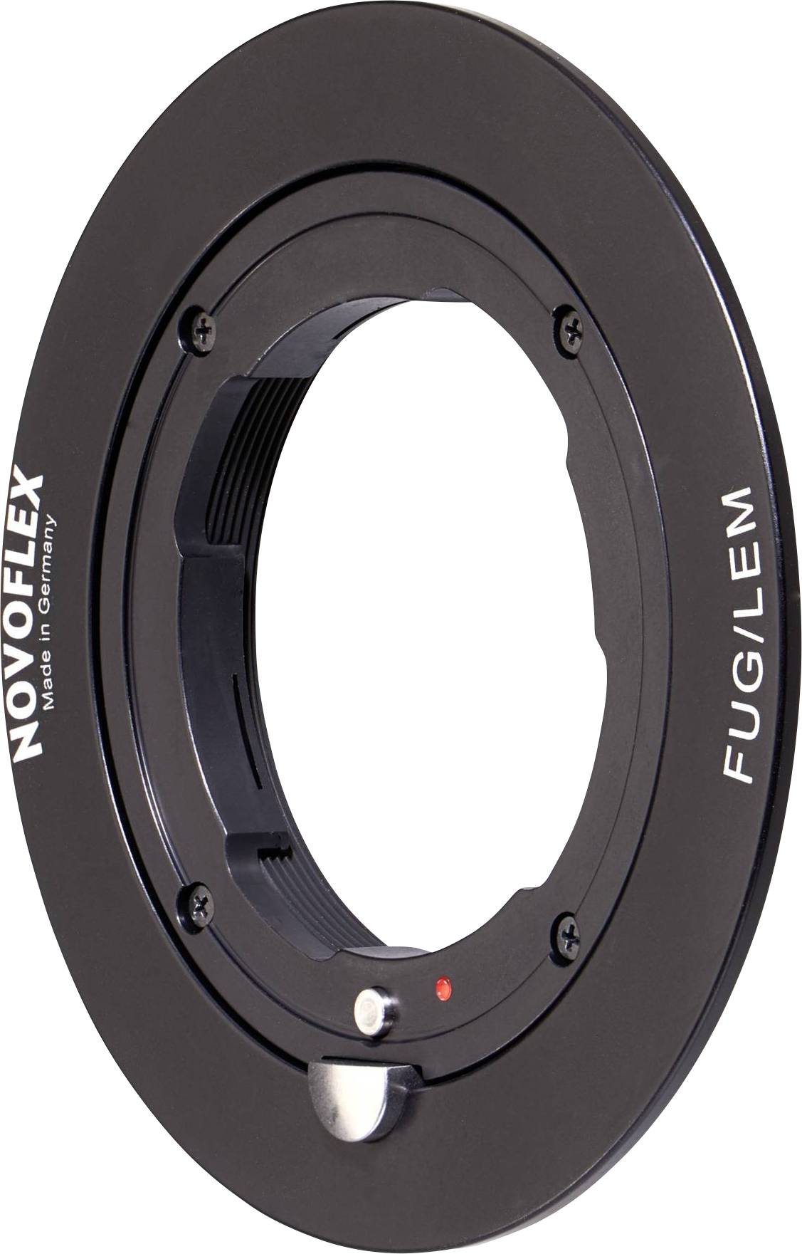 Černý kovový adaptér Novoflex pro objektivy, označený nápisem „Made in Germany", umožňuje kompatibilitu fotoaparátů.