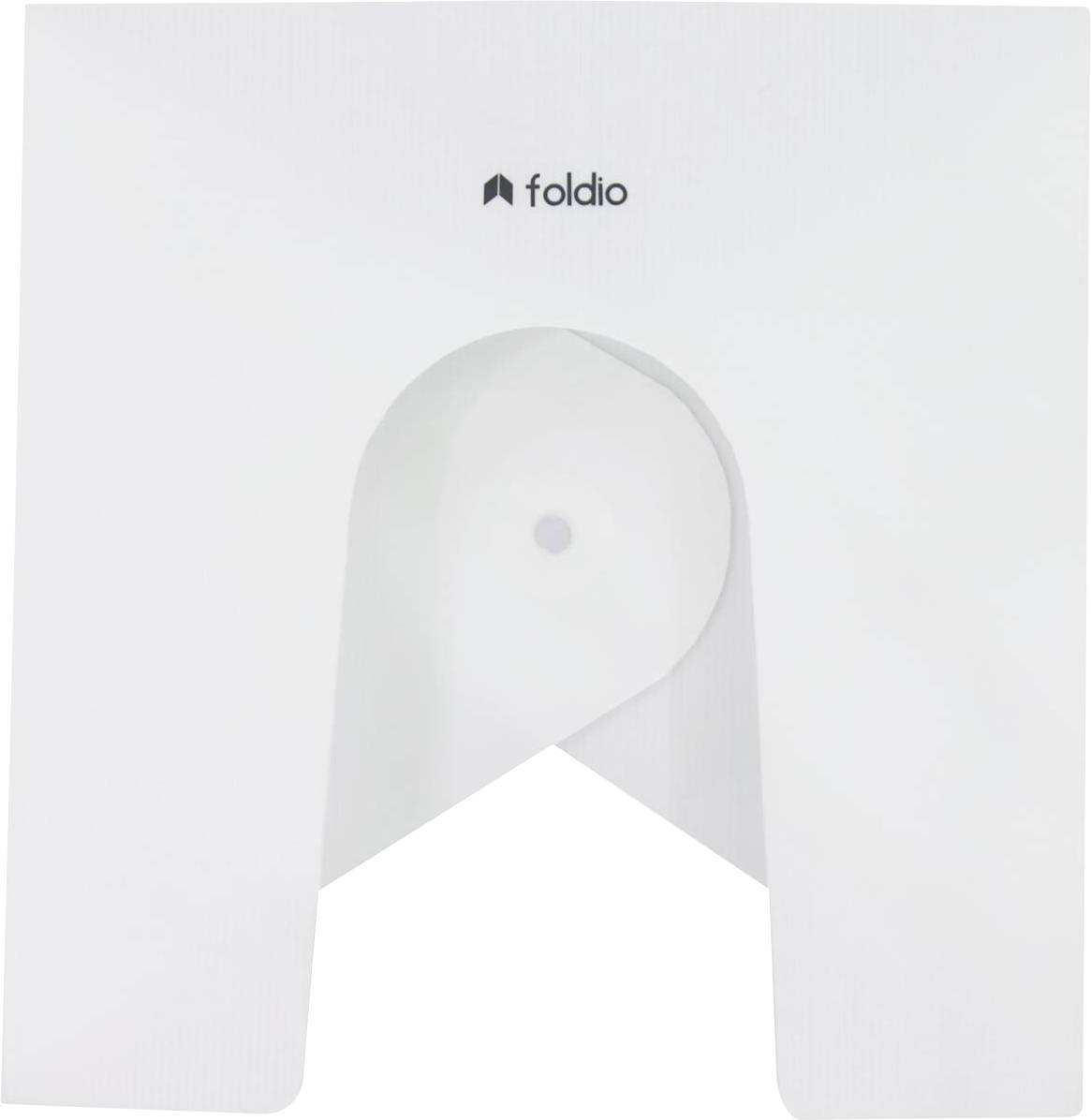 Bílý předmět s nápisem 'Foldio' nahoře. Design má centrální kulatý výřez a sklopné strany.