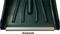 Detailní záběr tmavě lakovaného plechu se vznesenými vzory a lesklou hliníkovou hranou v dolní části. Text: Hliníková hrana.