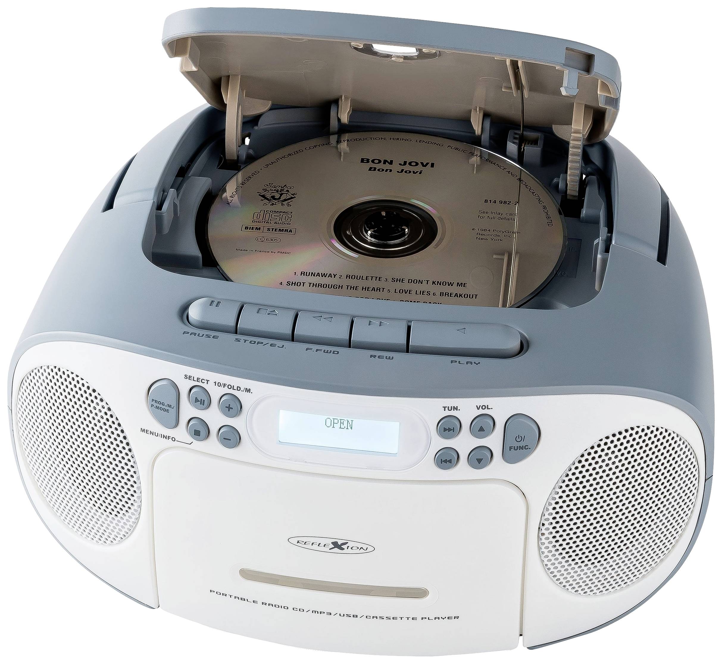 Rádio s CD přehrávačem a kazetovým magnetofonem s otevřeným krytem CD. Je viditelné CD od skupiny Bon Jovi. Ovládací tlačítka a reproduktory jsou integrovány do přístroje.