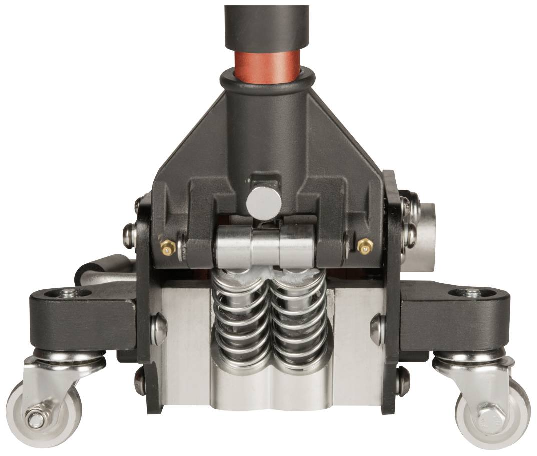 Hydraulický zvedák na kolečkách, pohled zepředu. Mechanismus se dvěma pružinami je viditelný, vhodný pro zvedání vozidel.