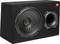 Černý JBL subwoofer s kulatým reproduktorem vlevo a bassreflexovým otvorem vpravo. Čistý, silný zvuk pro audiosystémy.
