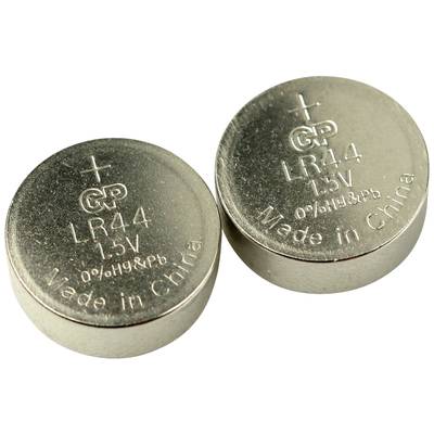 Dvě stříbrné knoflíkové baterie GP LR44 1,5 V položené na sobě; na povrchu jsou vytištěny znaménka plus a "Made in China".