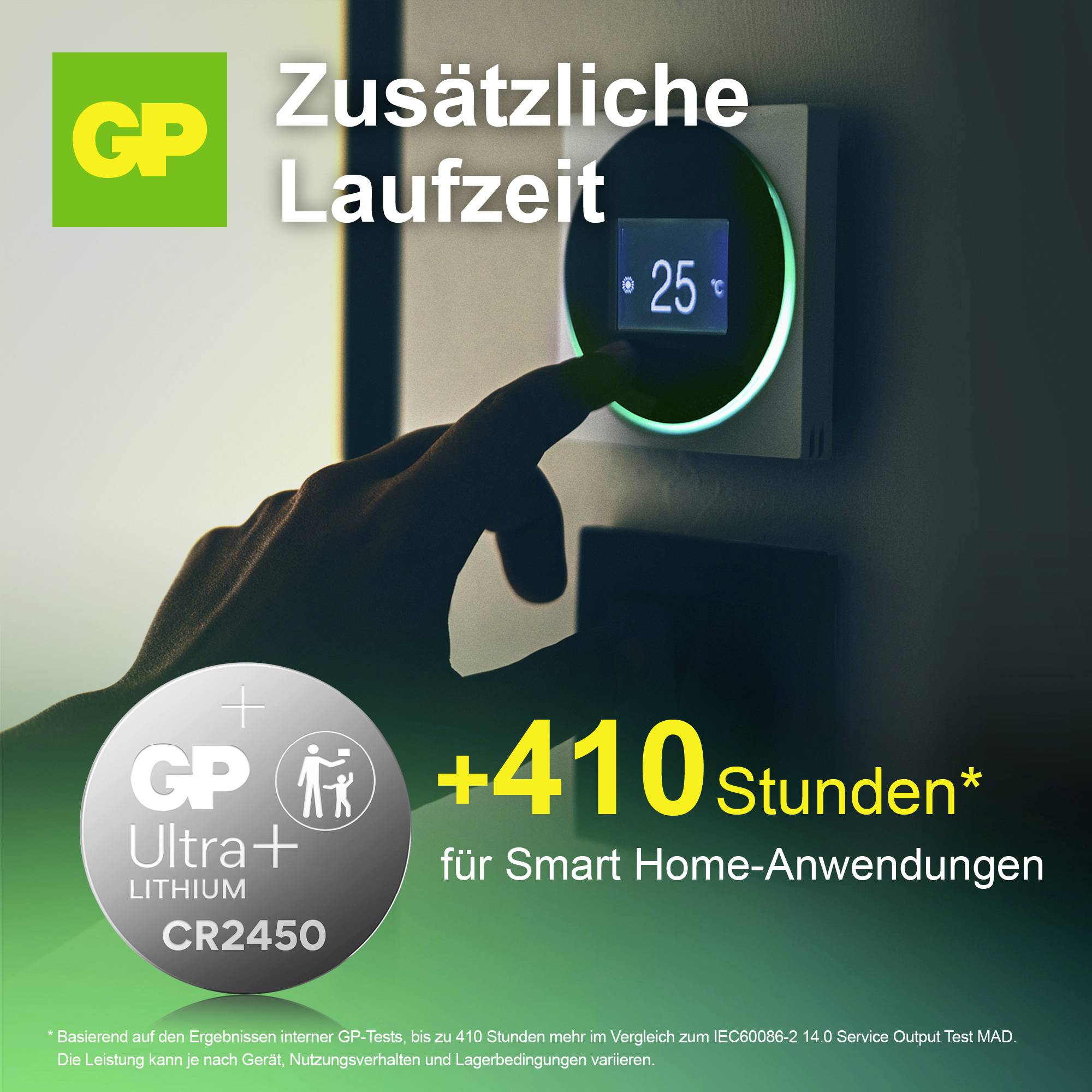 Reklama na GP Ultra+ CR2450 Lithium: Dodatečná doba provozu +410 hodin* pro aplikace chytrého domova, znázorněna úchopem na termostatu.
