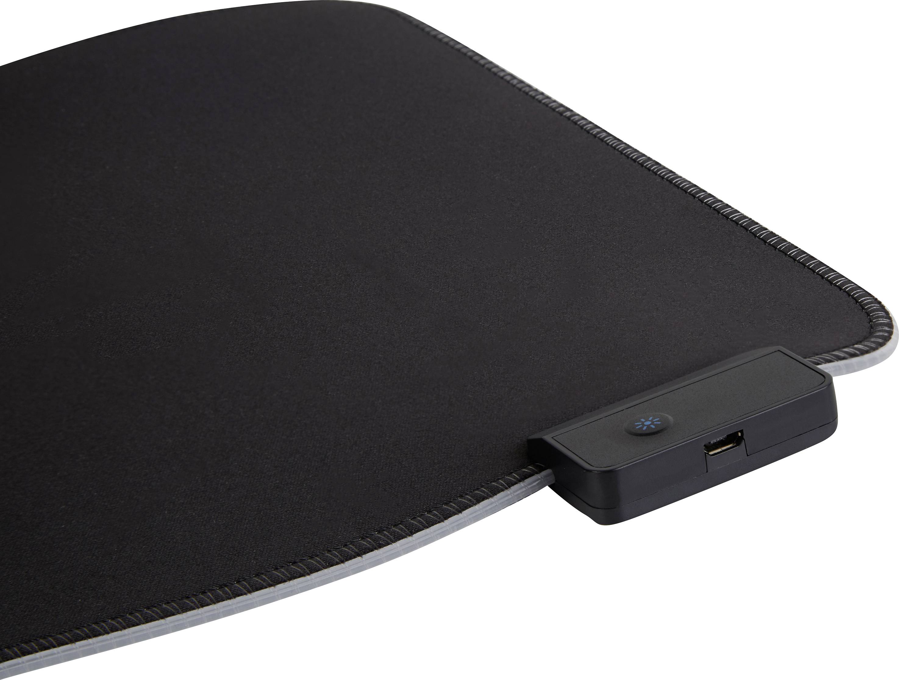Černá podložka pod myš s integrovaným USB portem na pravé straně, vhodná pro připojení externích zařízení.