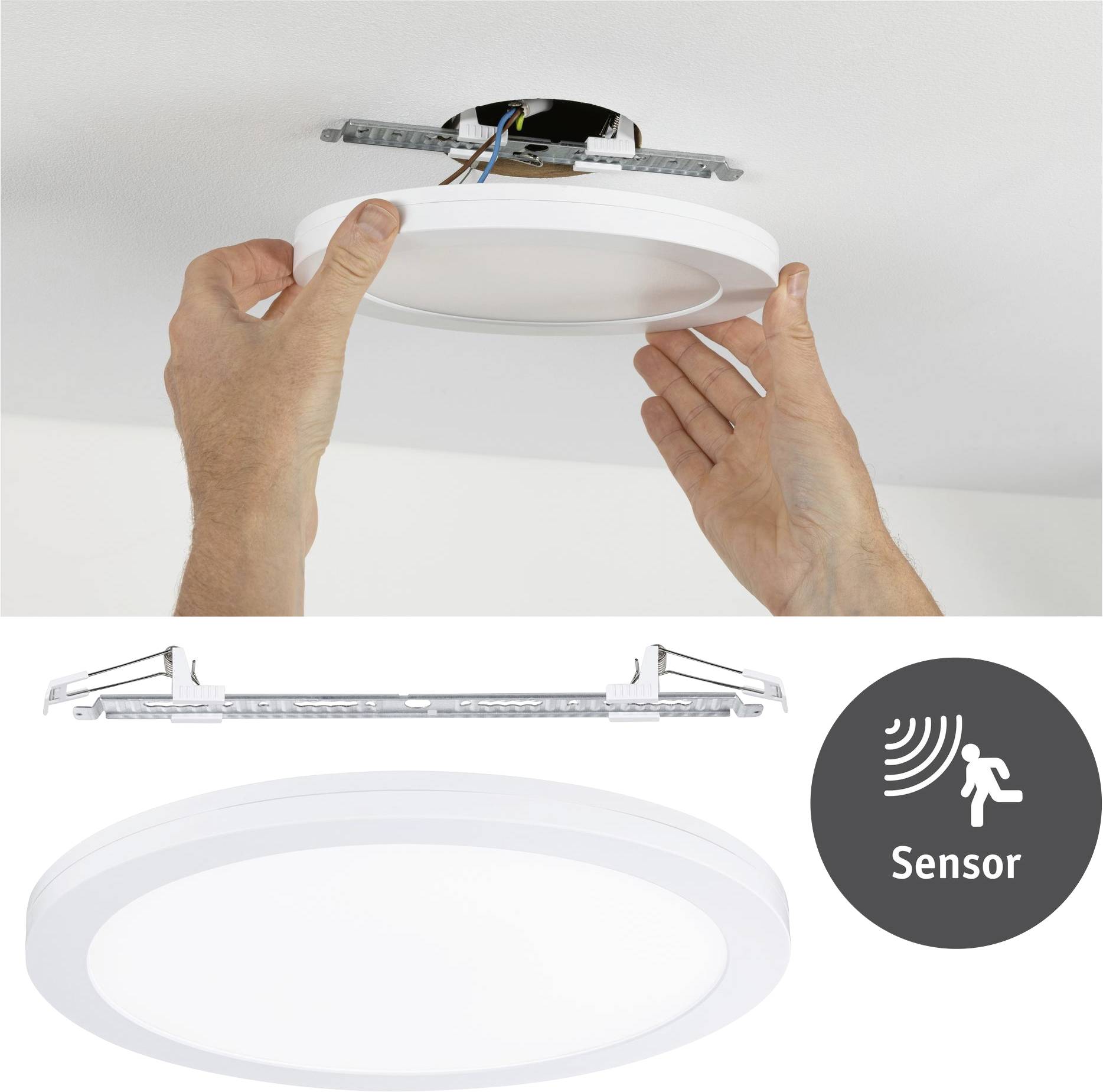 LED stropní svítidlo se senzorem se instaluje na strop. Obrázek ukazuje ruce, které upevňují kulaté, bílé svítidlo.