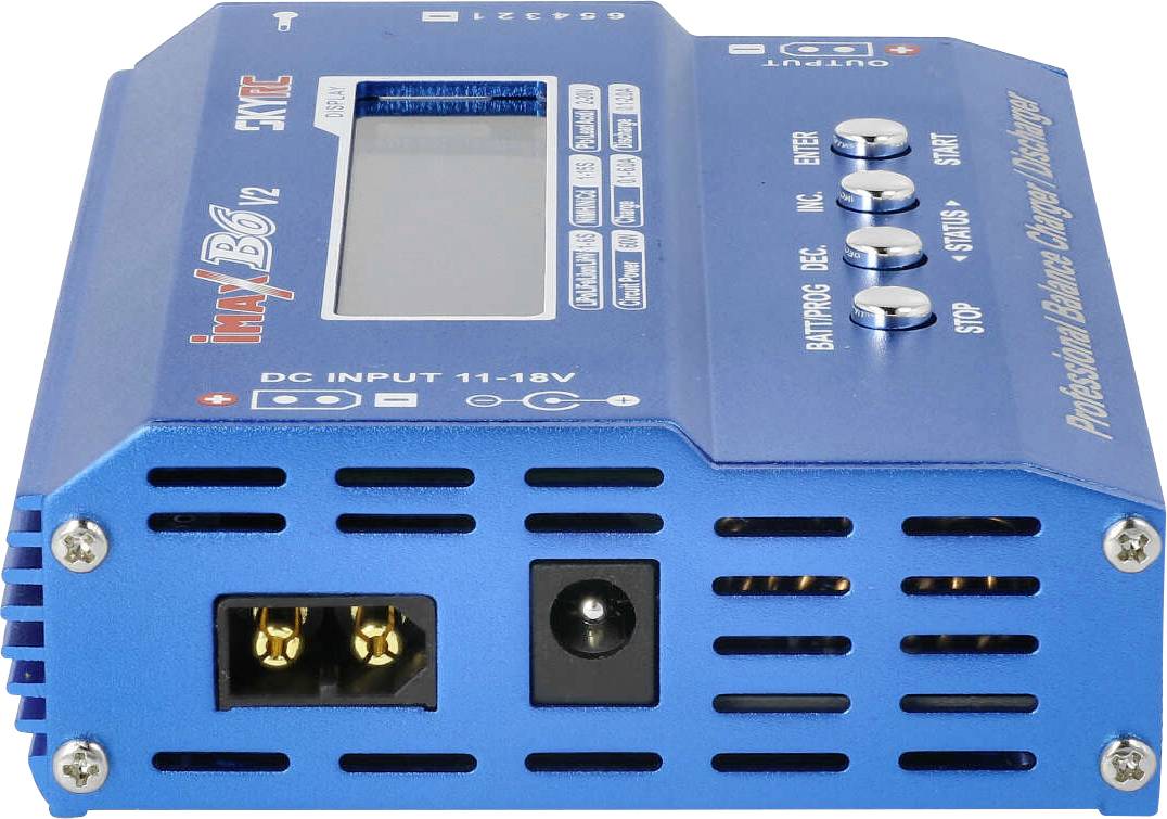 Modré nabíječ pro baterie s několika vstupy a LCD displejem. Nápis: "DC VSTUP 11-18V".