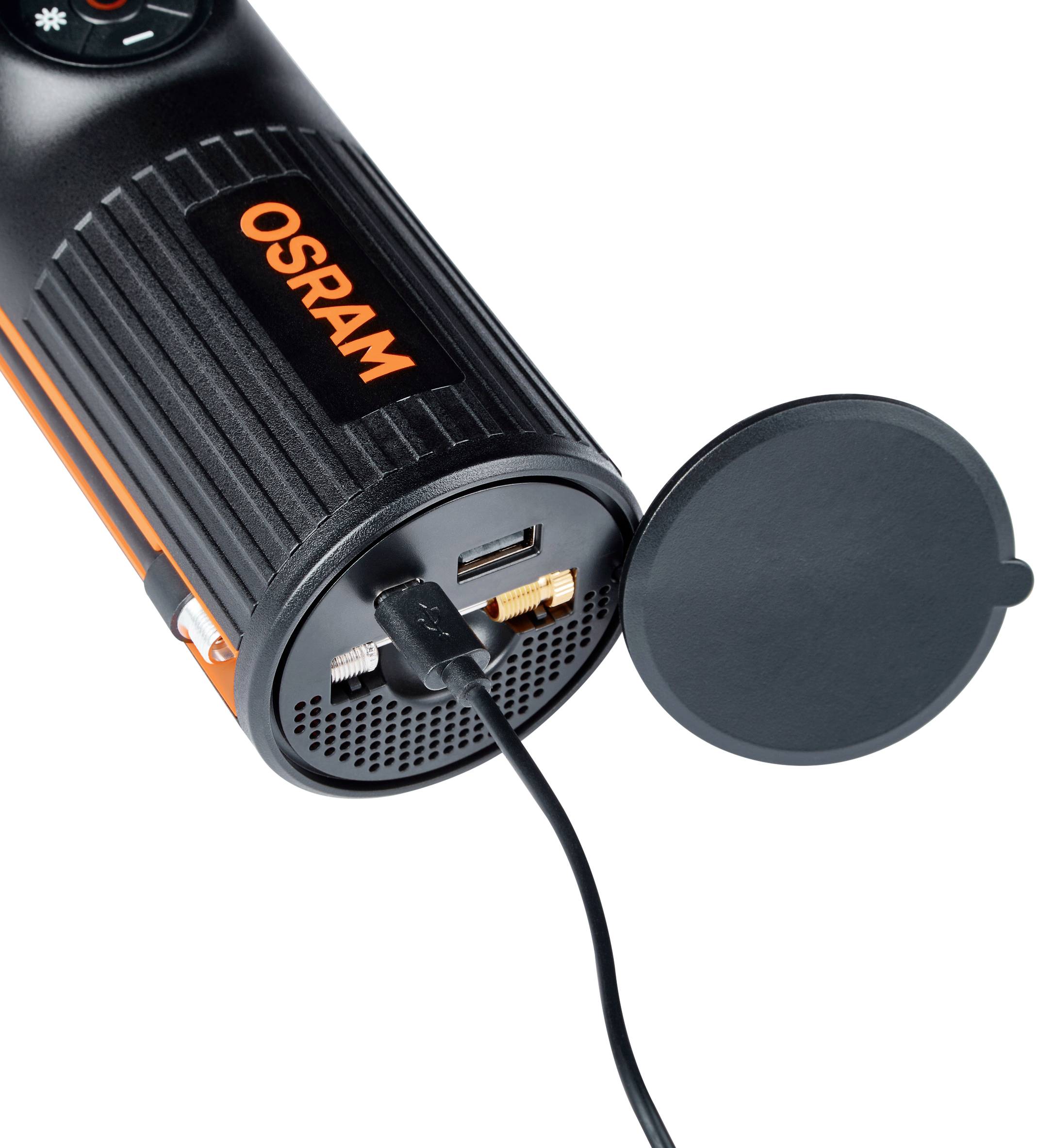 Kapesní svítilna 'OSRAM' s otevřeným víčkem ukazuje USB port a nabíjecí kabel, připravená k nabíjení.