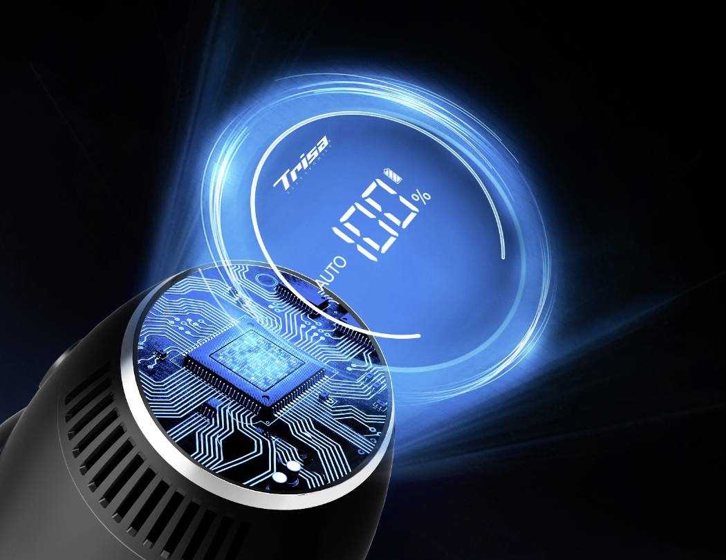Černý elektrický holicí strojek s kruhovým modrým LED displejem, zobrazující 'Trisa', '100%', který spojuje design a technologii.