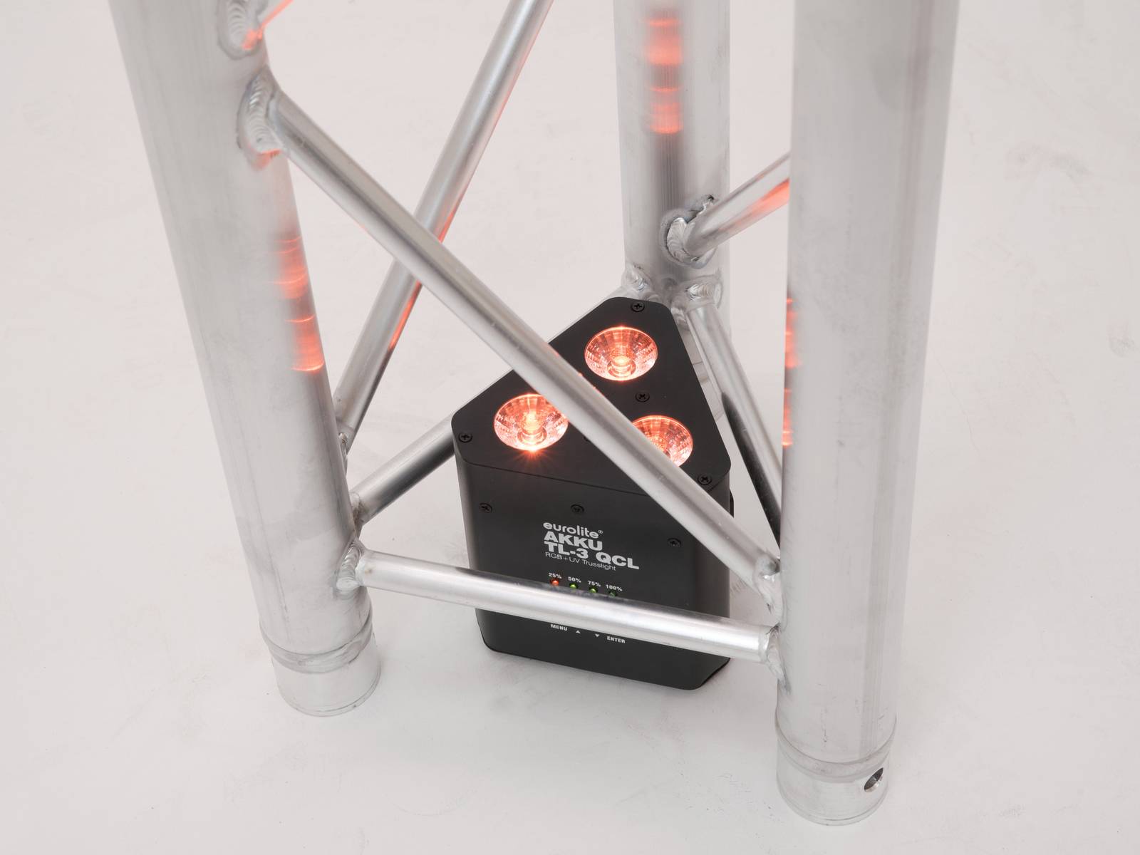 Reflektor svítí zespodu skrz kovové nosníky s červeným osvětlením. Vhodné pro jevištní a event osvětlení.