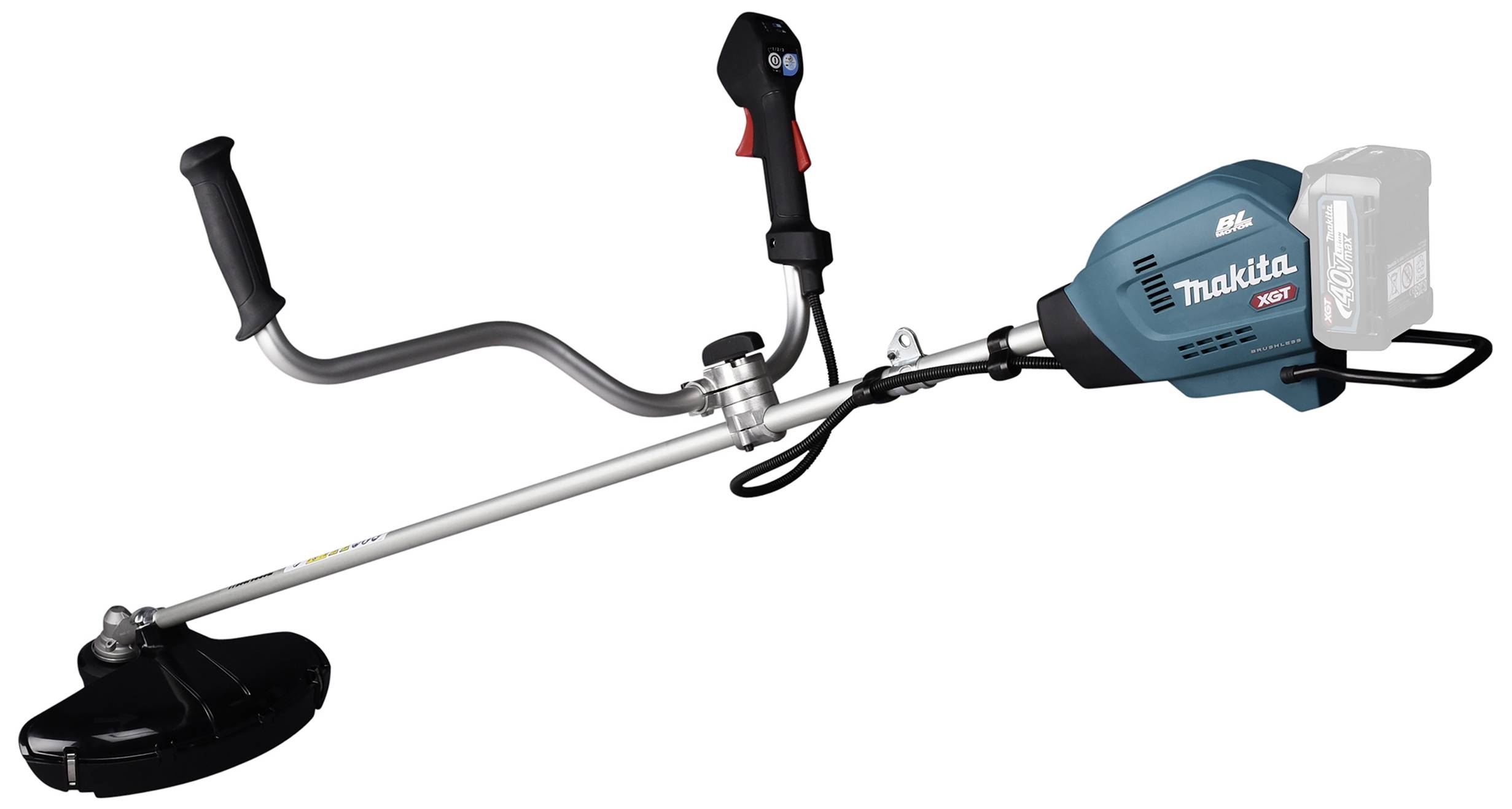 Kombinovaný přístroj s akumulátorovým pohonem, černým ochranným krytem a ergonomickou rukojetí pro sečení trávy. Firemní logo 'Makita' na modrém těle přístroje.