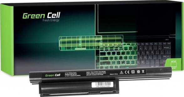 Obal a lithium-iontová baterie značky 'Green Cell' před notebookem, zdůrazňující čerstvou energii a udržitelnost.