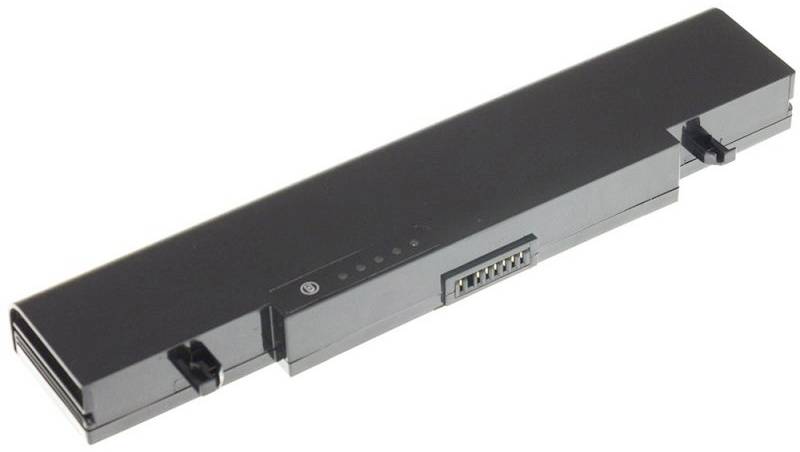 Černá notebooková baterie s viditelnými kontakty. Obdélníkový design typický pro přenosná počítačová zařízení.