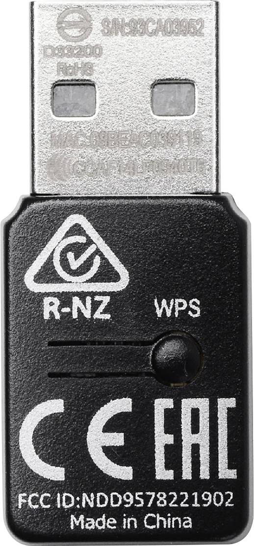 Černý USB konektor s technickými identifikačními štítky a bezpečnostním certifikátem. Text zobrazuje 'Vyrobeno v Číně'.
