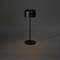 Jednoduchá černá stojací lampa s kulatým stínidlem na šedém pozadí. Minimalistický design vhodný pro moderní interiéry.