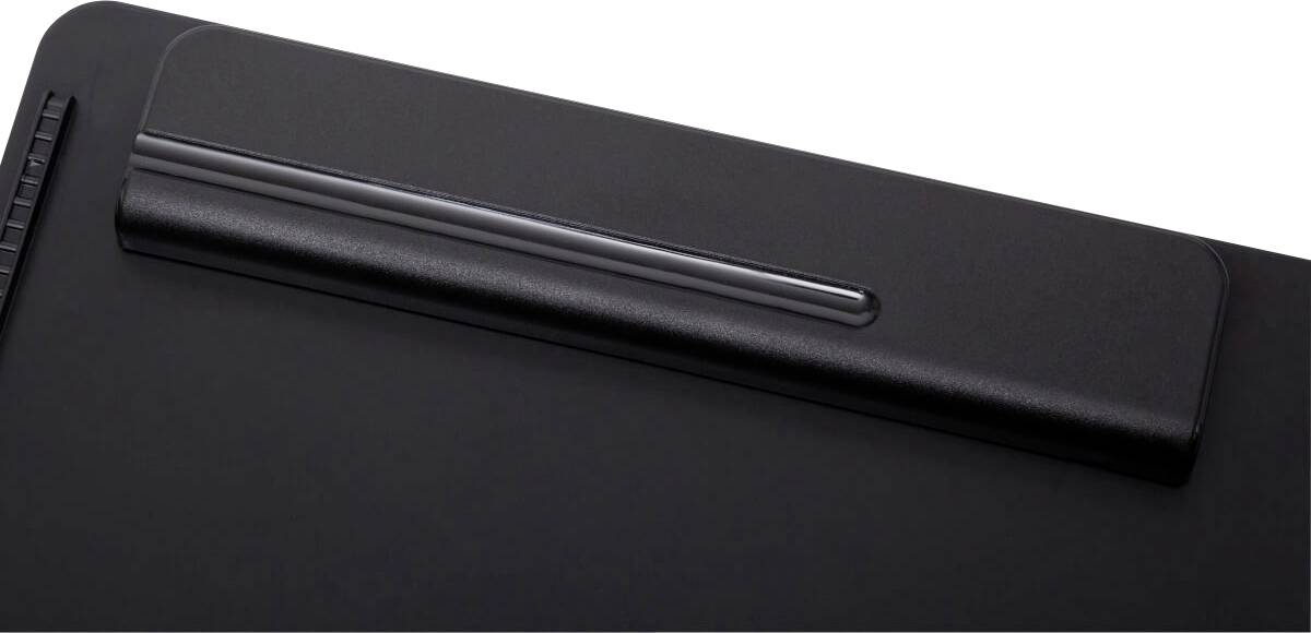 Černý grafický tablet s držákem na pero. Vlevo se nachází rýhovaný otočný ovladač pro ovládání.