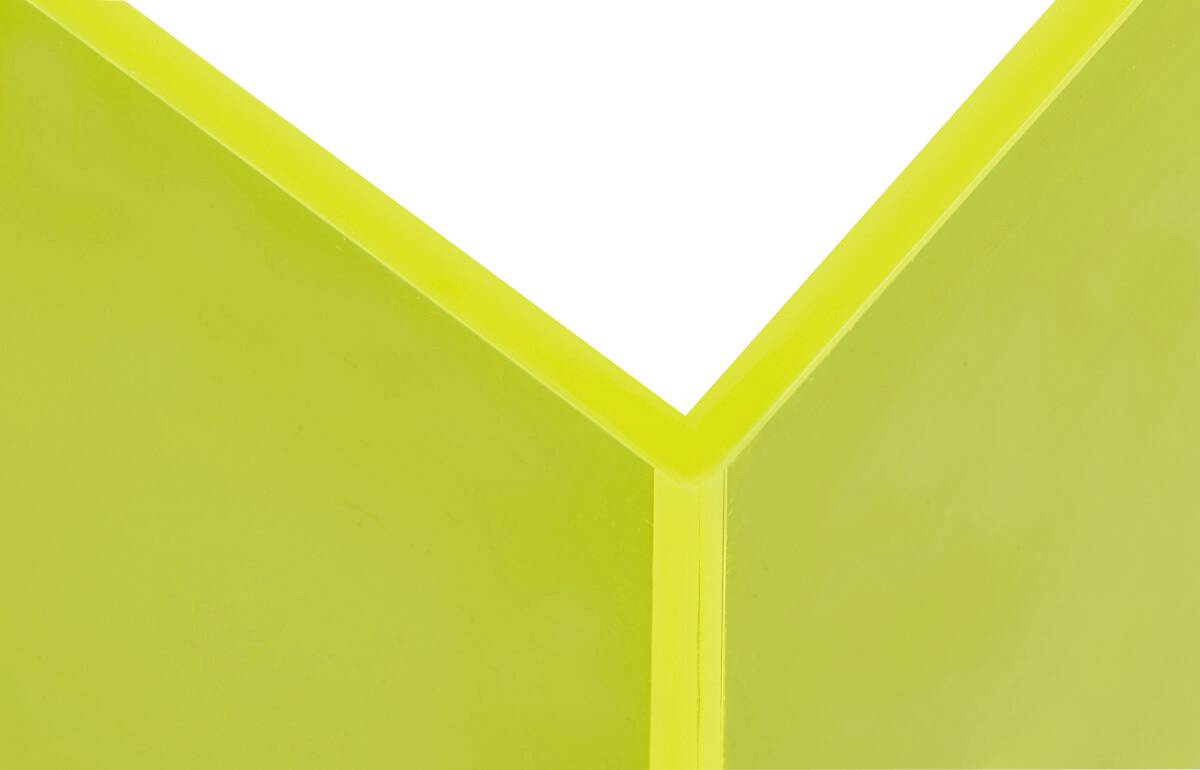 Detailní záběr žlutého geometrického designu tvořícího tvar písmene V.