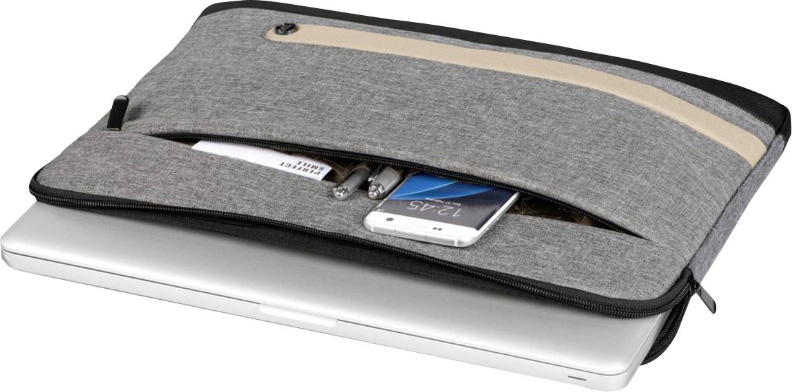 Šedá brašna na notebook s otevřeným zipem; obsahuje notebook, smartphone, pero a kabely; položená na stole.