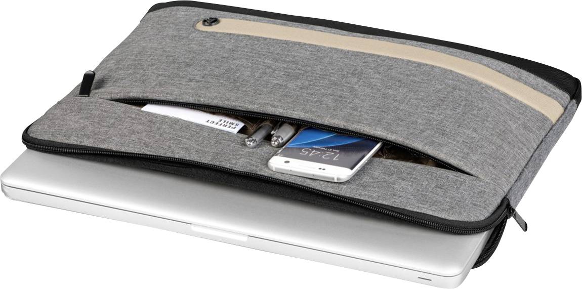 Šedá laptopová taška se zipem částečně odhaluje vyčnívající laptop, smartphone, pero a poznámkový blok v přední kapse.