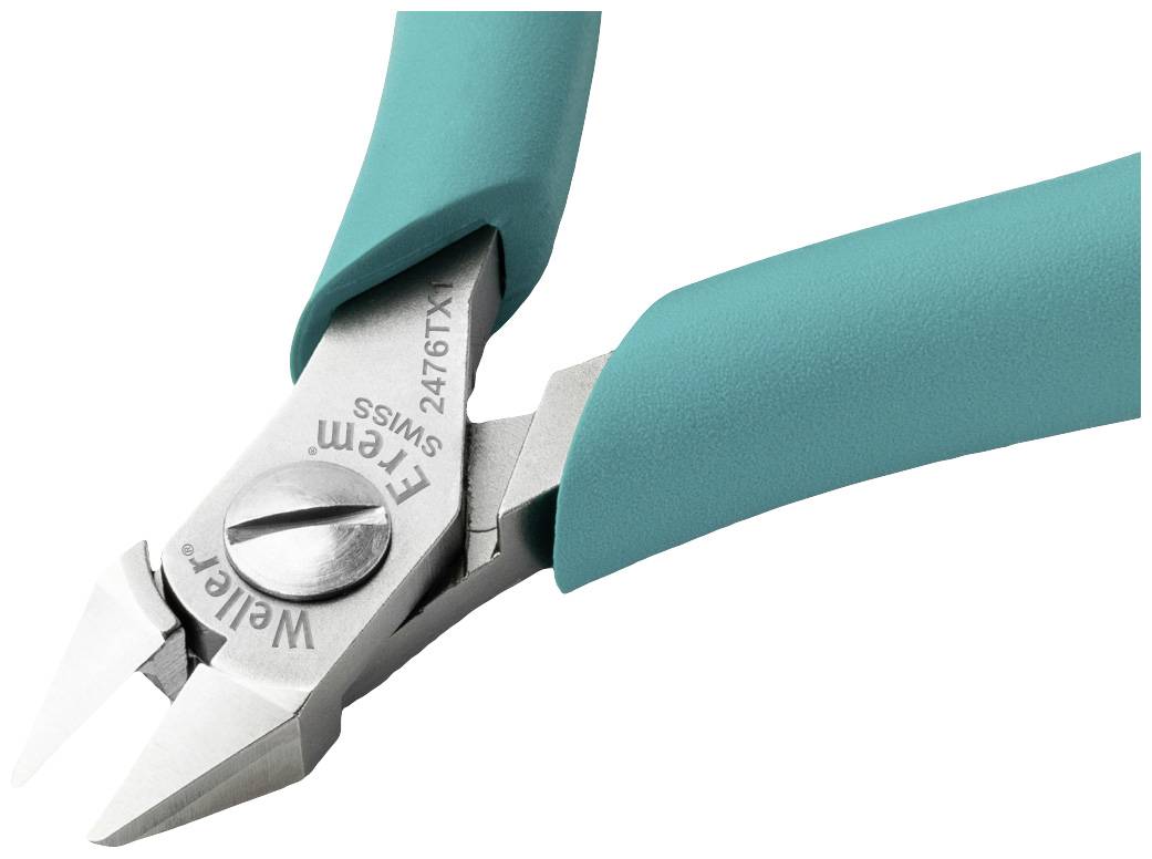 Detailní záběr úhlopříčných štípacích kleští s modrými rukojeťmi, vhodných pro přesné stříhání drátů a elektrických komponentů.