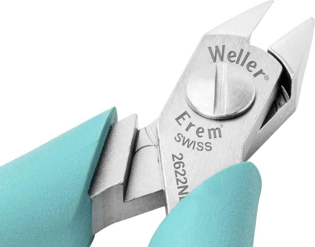 Detailní záběr stříbrných přesných kleští značky Weller, které drží ruka v tyrkysové rukavici.