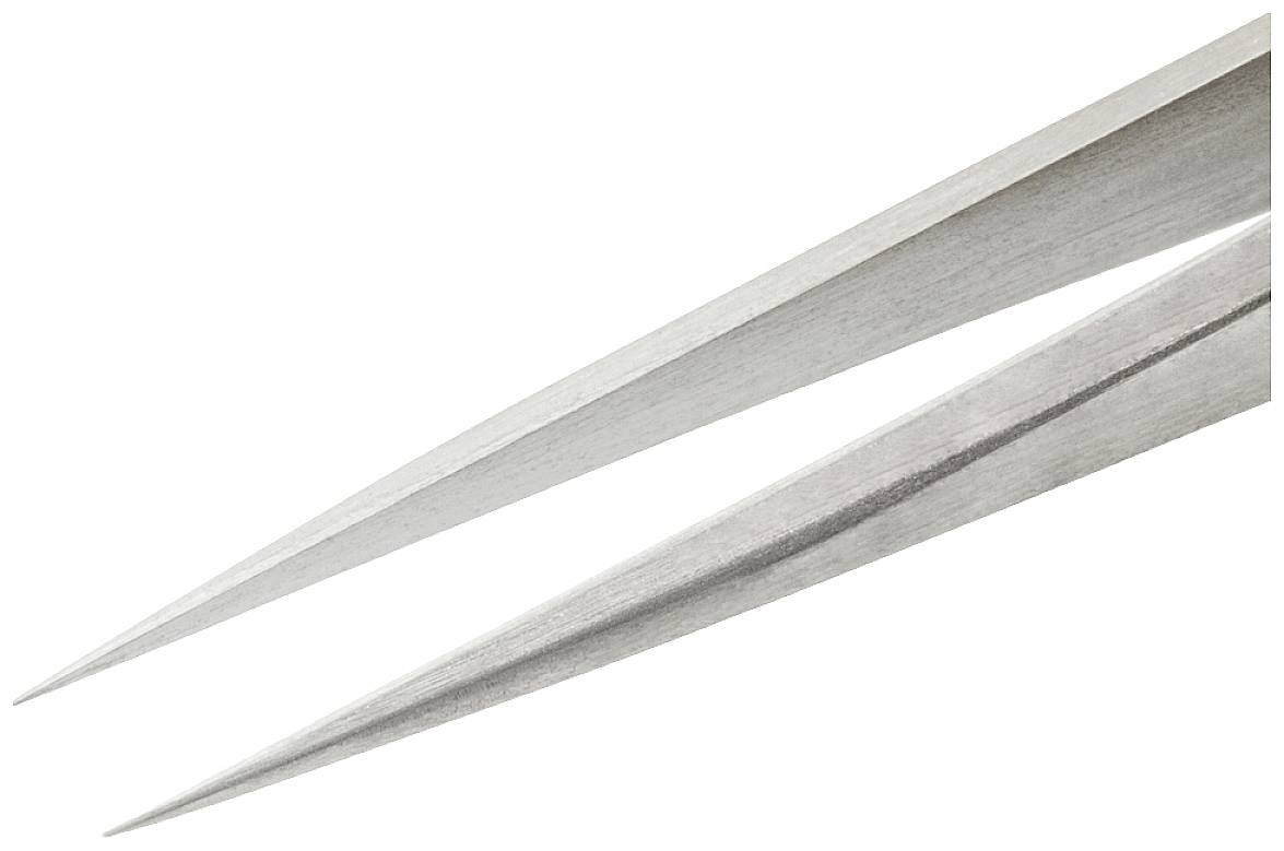 Dvě špičaté, kovové nůžkové čepele, lehce otevřené, na bílém pozadí. Jsou ostré a odrážejí světlo.