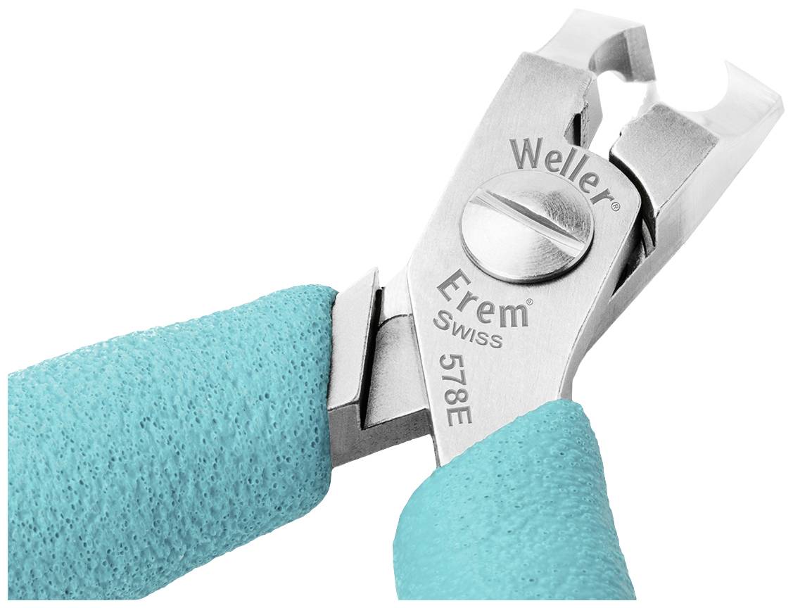 Detailní záběr nástroje Erem pro stříhání s nápisem 'Weller Erem Swiss 578E', který drží ruka s modrým gumovým úchytem.