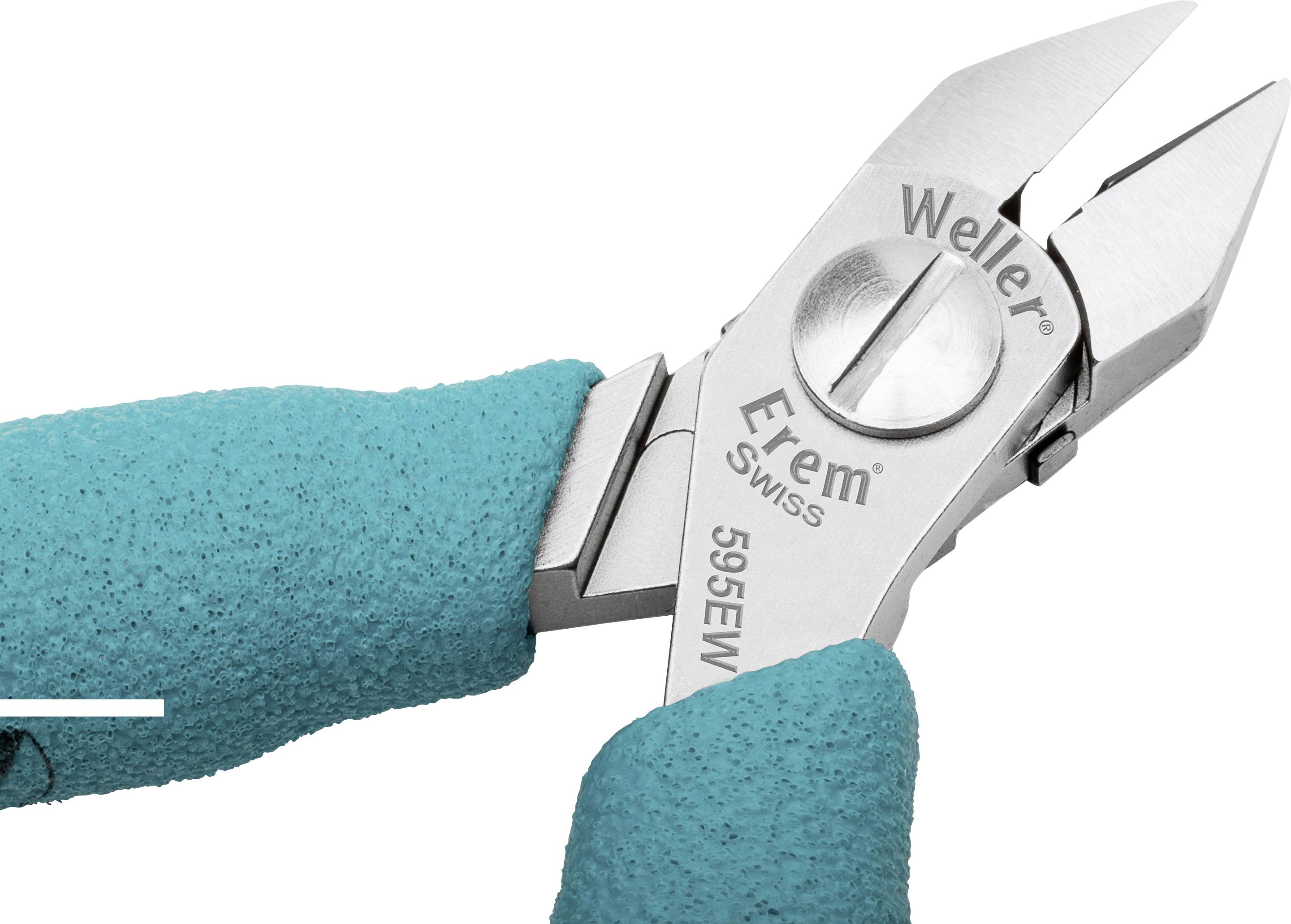 Detailní záběr stříbrných štípacích kleští s tyrkysovými rukojeťmi, s označeními "Weller" a "Erem Swiss" na čepeli.