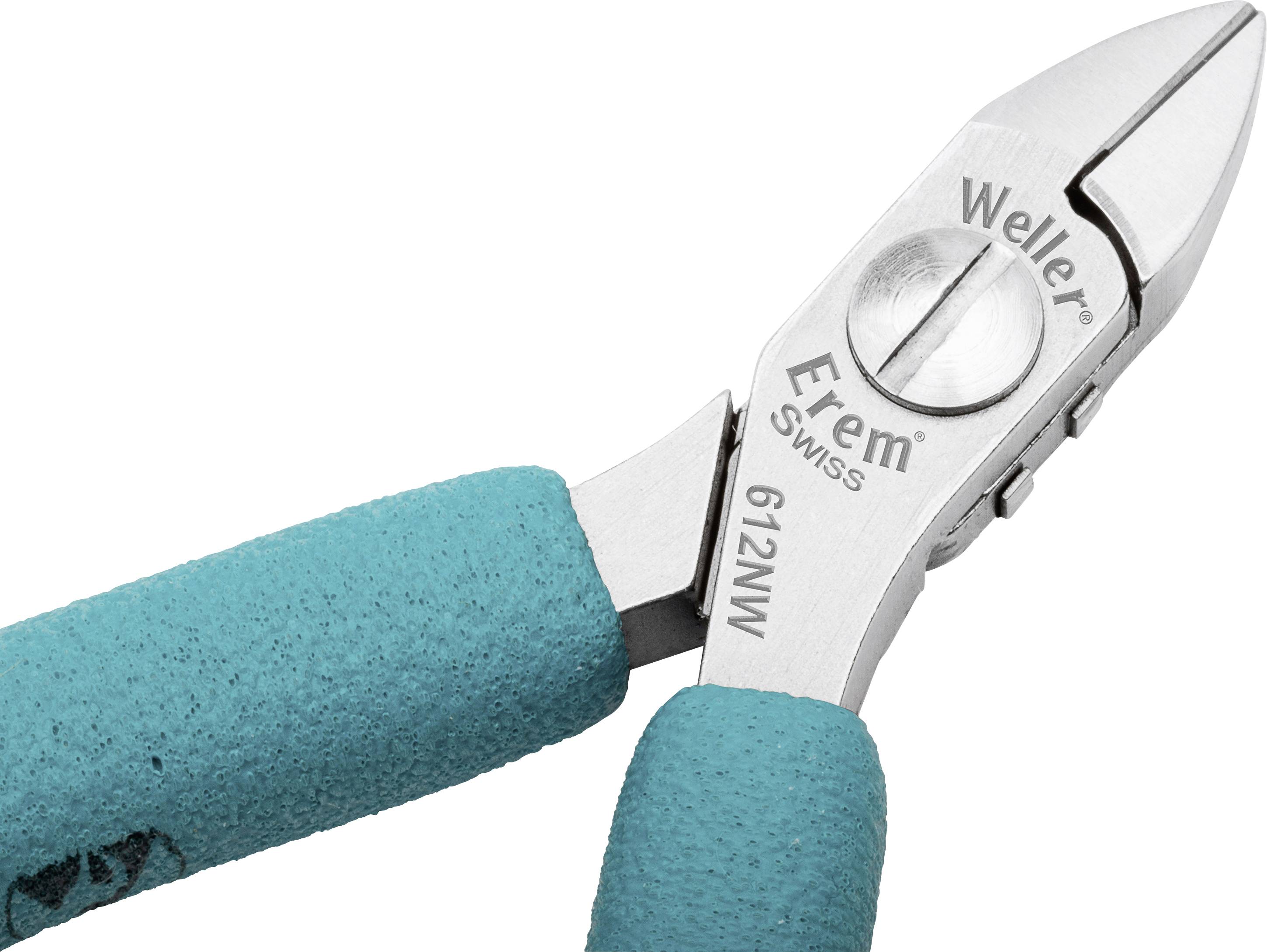 Detailní záběr modré precizní kleště značky Weller s nápisem 'Erem Swiss 612NW' na stříbrném kovovém těle.