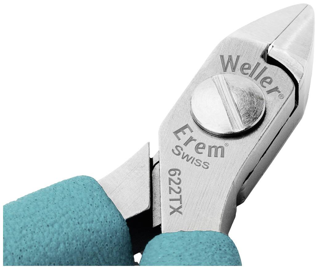 Detailní záběr stříbrných kleští s nápisem 'Weller', 'Erem Swiss', modelové číslo '622TX', držených osobou v tyrkysové rukavici.