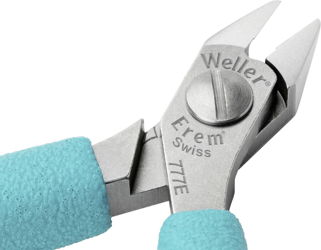 Detailní záběr stříbrných kleští s tyrkysovými rukojeťmi, označených jako 'Weller Erem Swiss 777E'.