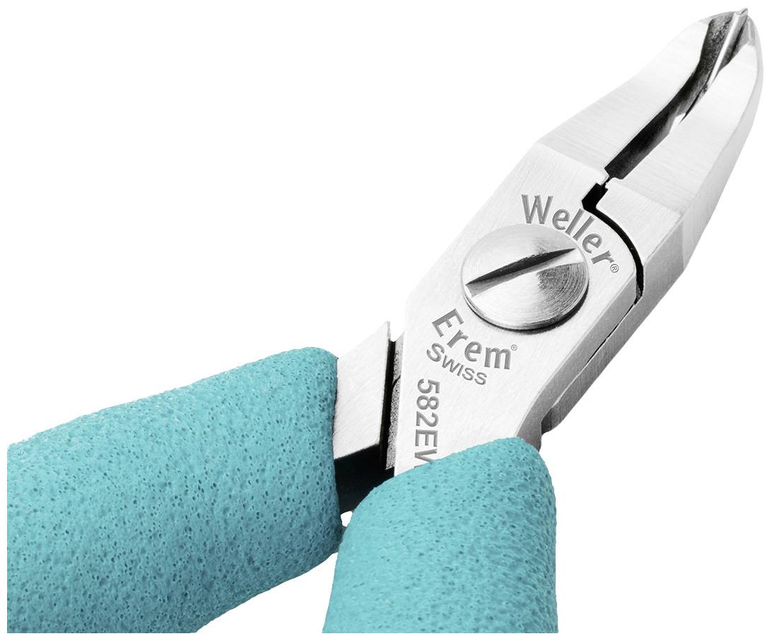 Dva prsty drží stříbrné boční štípací kleště s nápisem 'Weller Erem Swiss 582EV'. Rukojeť nástroje je tyrkysové barvy.
