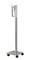 Dávkovač dezinfekčního prostředku na stříbrném mobilním stojanu s kolečky, vhodný pro mobilní dezinfekci rukou ve veřejných prostorách.