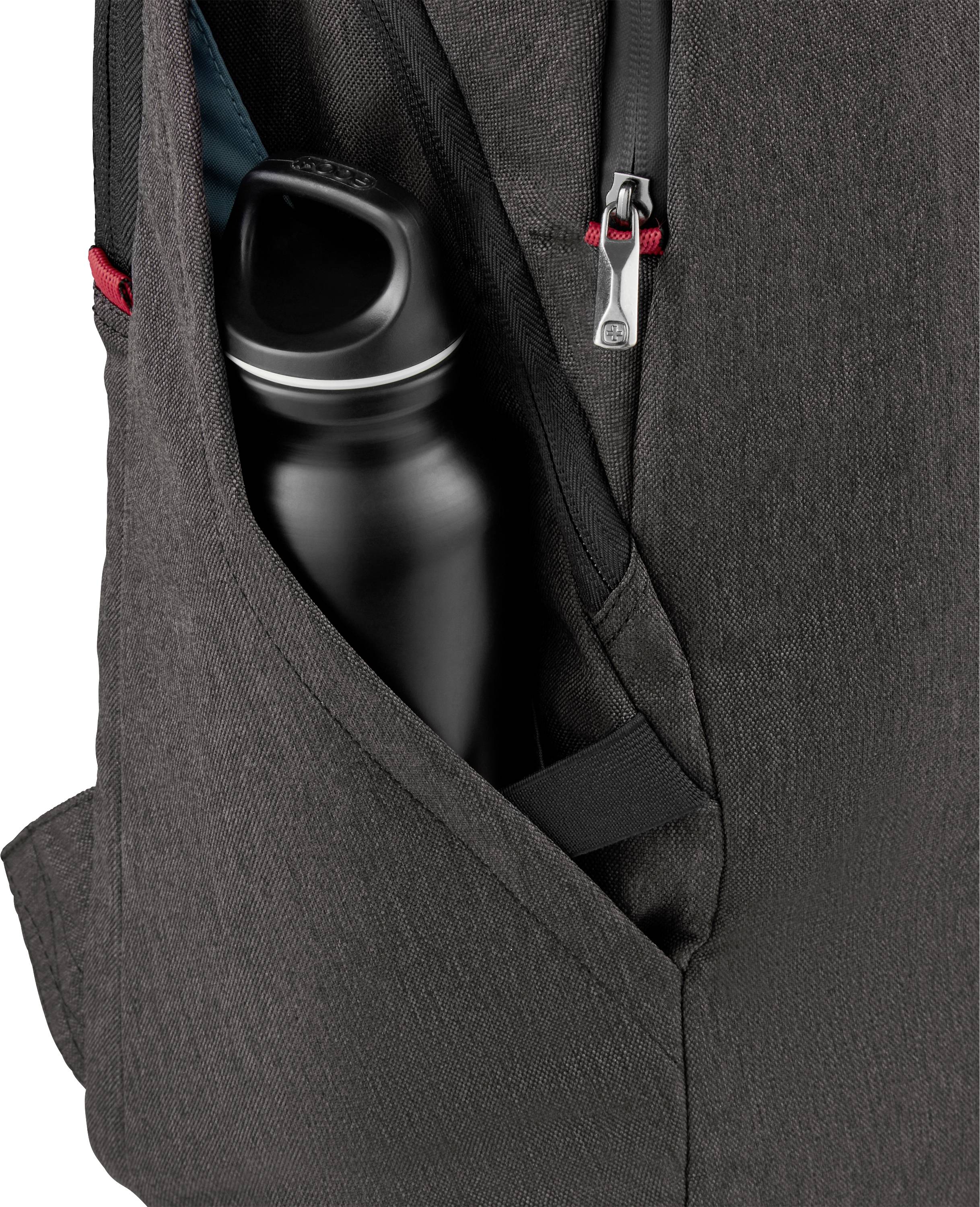 Černá láhev na pití v externí kapse šedého batohu; zip otevřený, láhev připravená k vyndání.