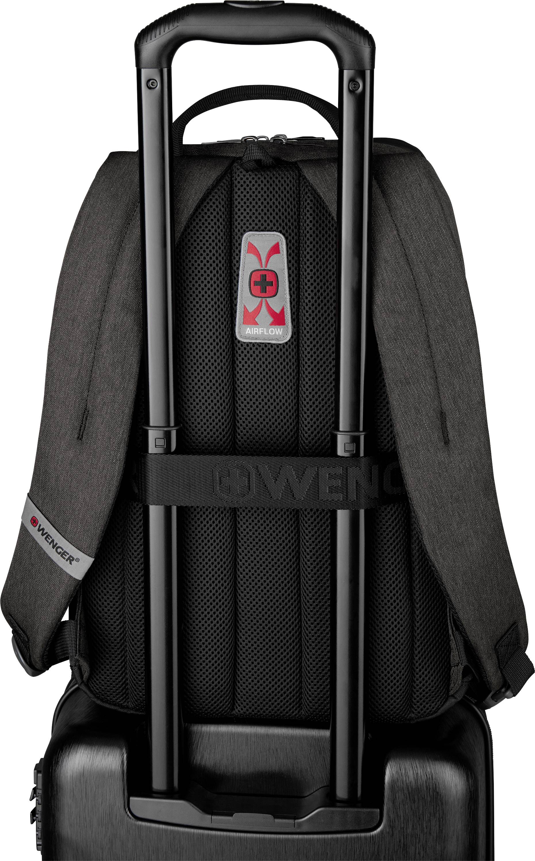 Černý kufr s teleskopickou rukojetí, ke kterému je připevněn batoh. Oba předměty mají stejný černý design.