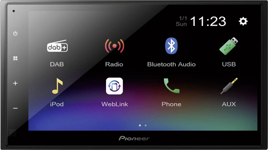 Multimediální displej autorádia se symboly pro DAB, rádio, Bluetooth audio, USB, iPod, WebLink, telefon a AUX vstup.