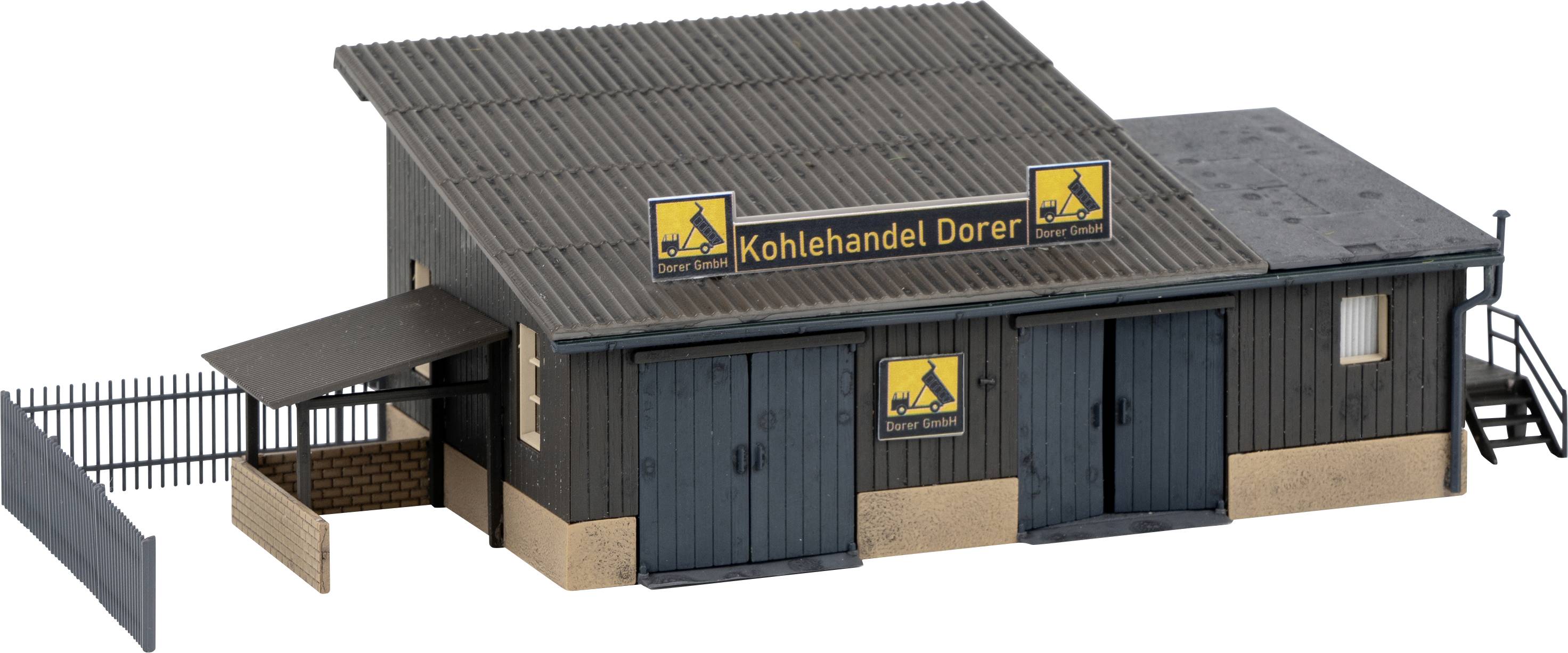 Model budovy obchodu s uhlím s názvem 'Uhelný obchod Dorer', tmavý kovový plášť, dvoje dveře vpředu, reklamní štíty.