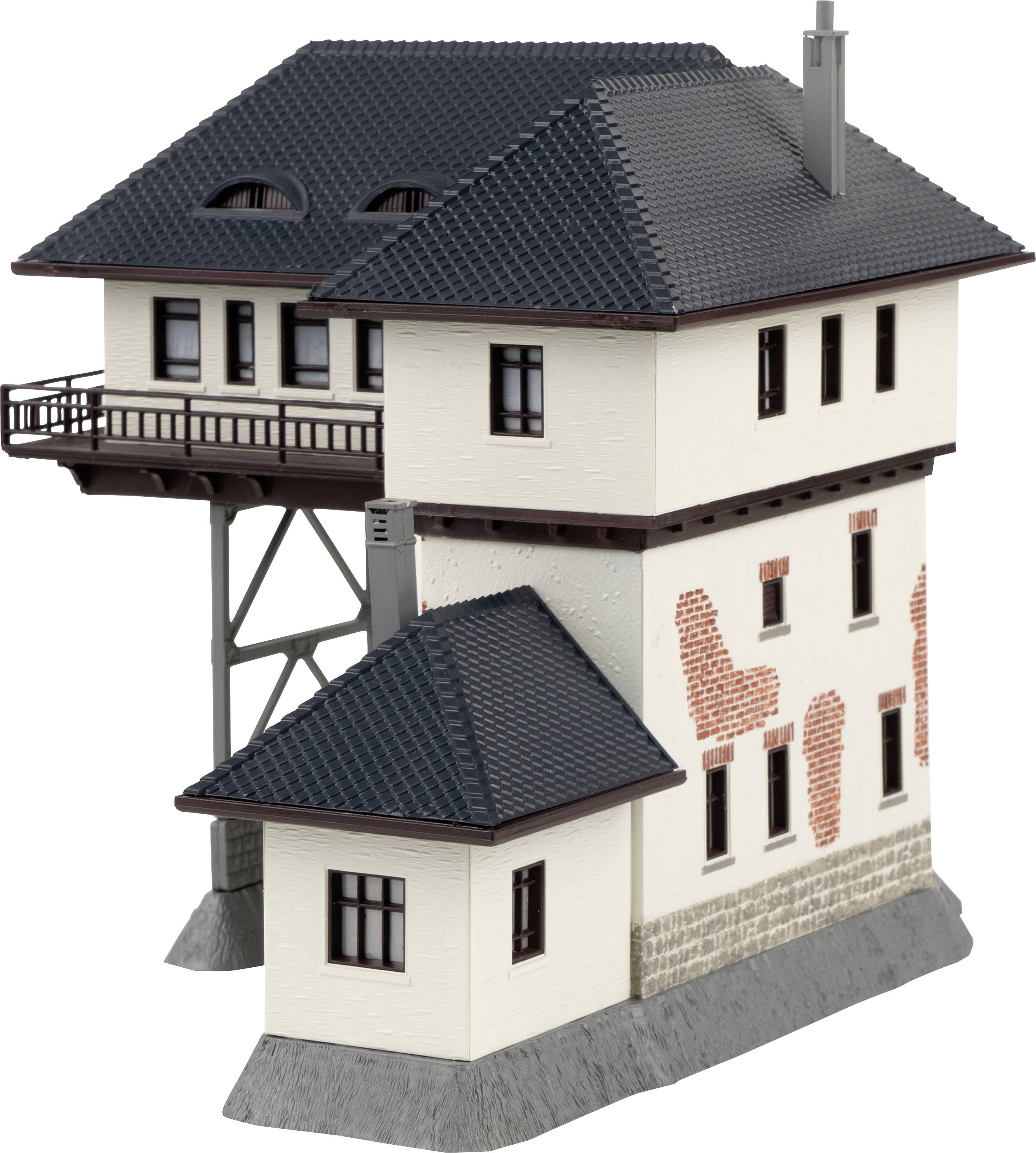 Model dvoupatrové budovy se složitou střešní strukturou a hrázděným zdivem. Především v bílé a černé barevnosti.