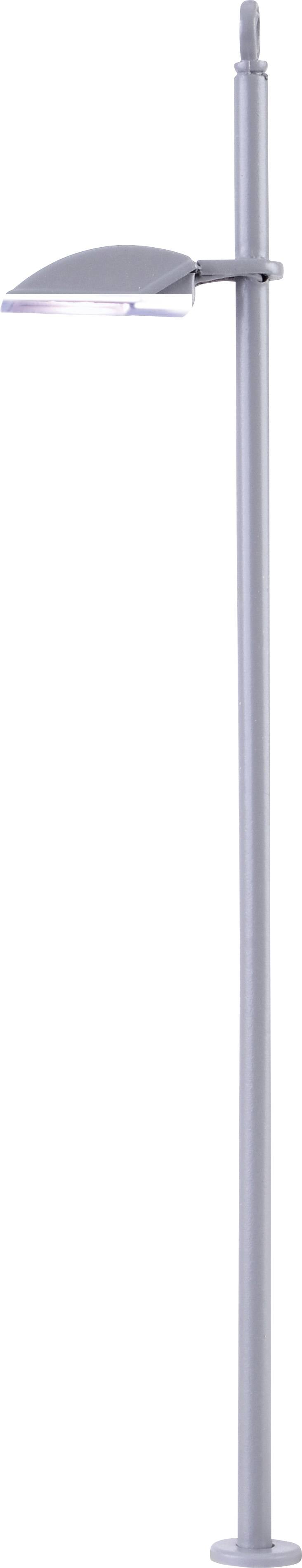 Moderní pouliční lampa z kovu s ohnutým designem svítidla.