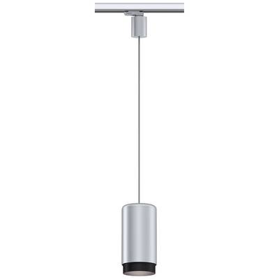 Stříbrná válcová závěsná lampa visí na tenké šňůře. Je navržena minimalisticky, hodící se do moderních interiérů.