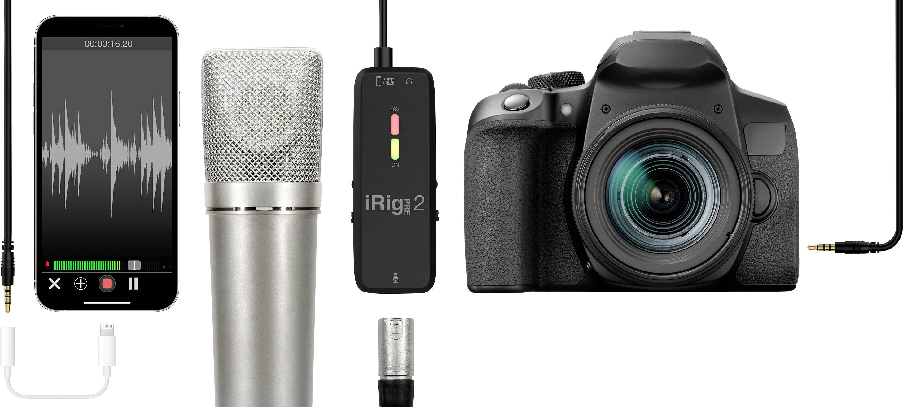 Chytrý telefon s reprodukcí audio nahrávek, stříbrný mikrofon, adaptér a zrcadlovka. Prezentace audio a video vybavení.